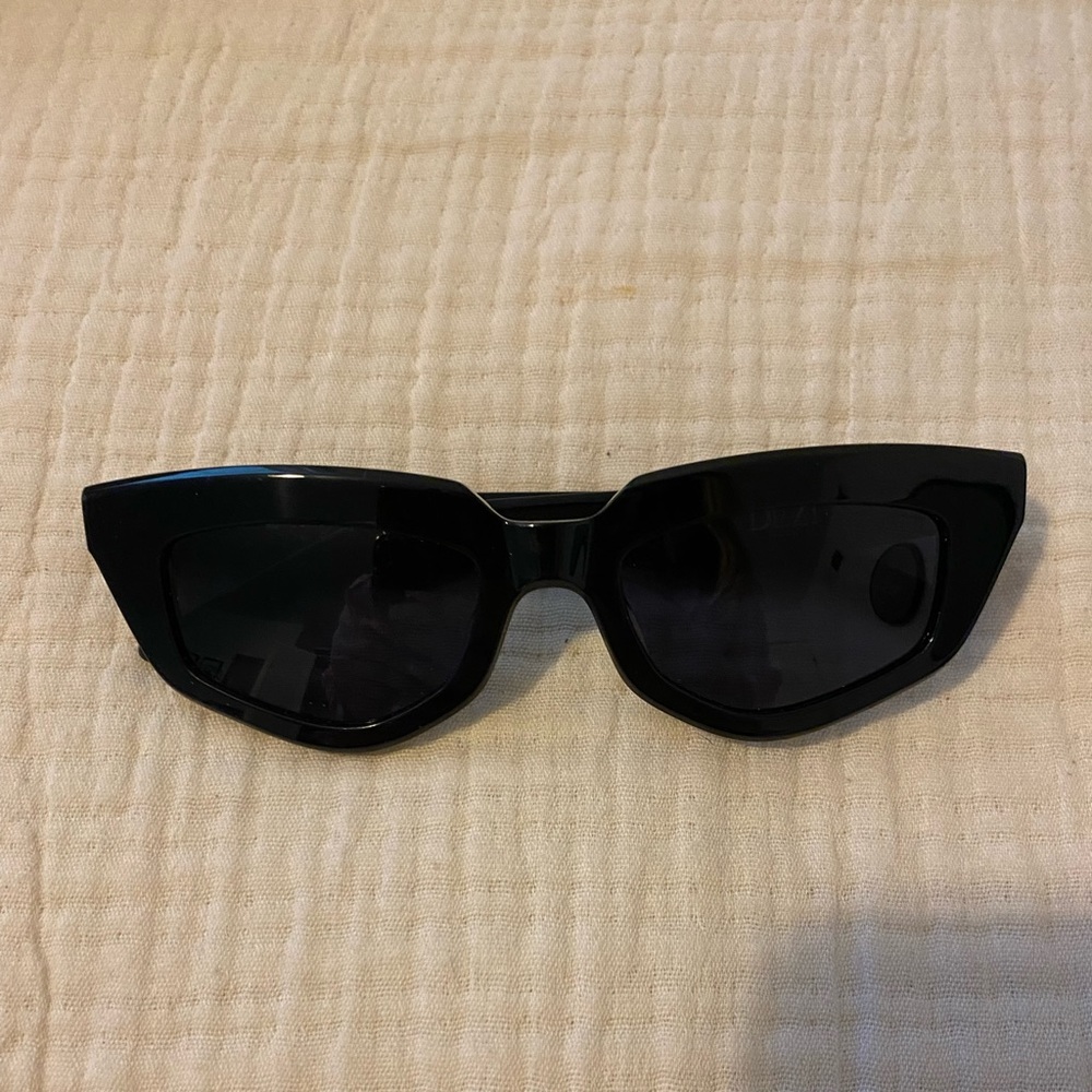 Dezi On Read Black Sunglasses with case